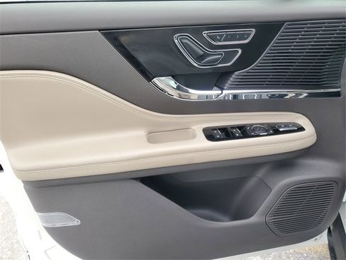 Certified 2022 Lincoln Corsair AWD w/ Equipment Group 101A image 11