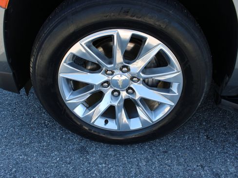 Used 2021 Chevrolet Suburban Premier w/ Premium Package image 11