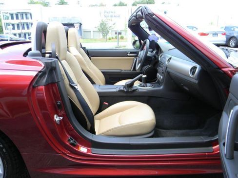 Used 2010 MAZDA MX-5 Miata Grand Touring w/ Premium Pkg RWD image 16