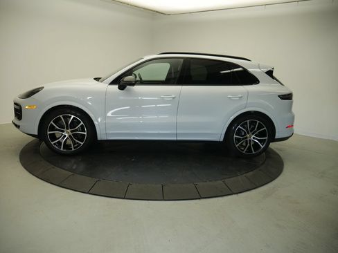 Certified 2023 Porsche Cayenne Turbo AWD/4WD image 2