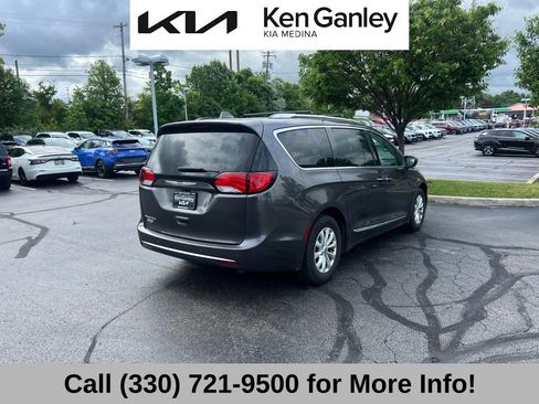 Used 2018 Chrysler Pacifica Touring-L FWD image 5