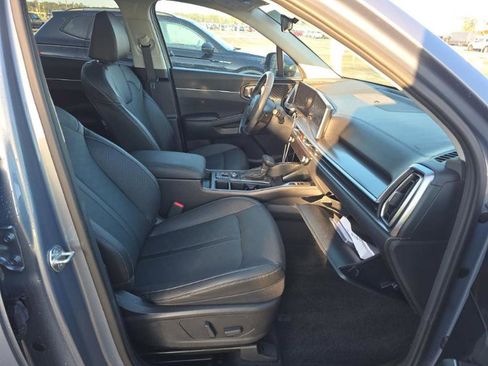Used 2025 Kia Sorento EX w/ Panoramic Sunroof Package image 11