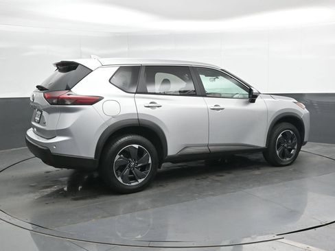 Used 2024 Nissan Rogue SV FWD image 2