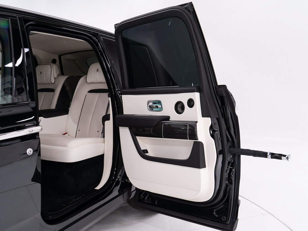 Certified 2022 Rolls-Royce Cullinan Black Badge w/ Dark Exterior Package AWD/4WD image 31