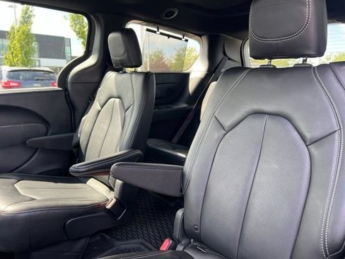 Used 2025 Chrysler Pacifica Select w/ Uconnect Theater Family Group AWD/4WD image 32