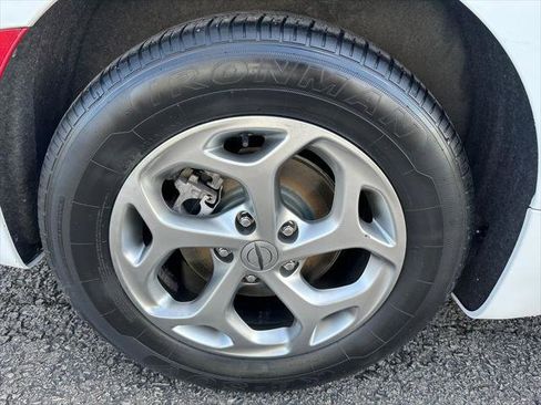 Certified 2023 Chrysler Pacifica Limited FWD image 36