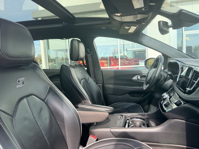Used 2025 Chrysler Pacifica Limited FWD image 6