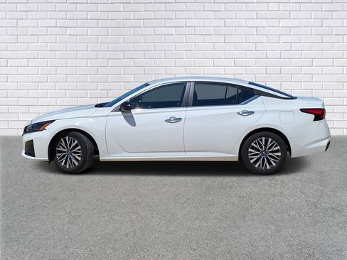 Used 2025 Nissan Altima 2.5 SV FWD image 2