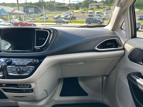 Used 2022 Chrysler Pacifica Touring-L FWD image 26