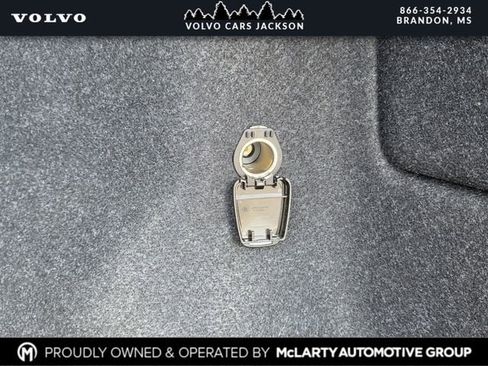 Used 2024 Volvo XC40 B5 Plus image 29