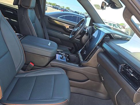 Used 2025 GMC Yukon AT4 w/ AT4 Premium Plus Package AWD/4WD image 11