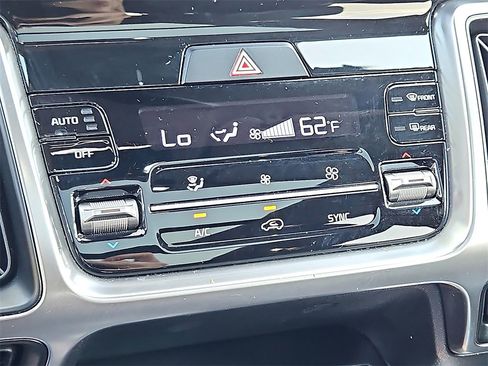 Certified 2022 Kia Sorento S w/ Panoramic Sunroof Package image 17