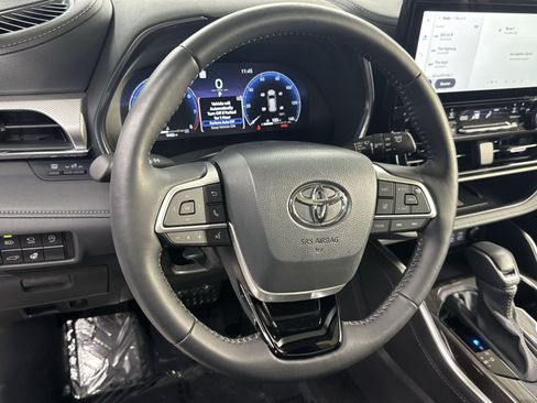 Used 2025 Toyota Highlander Platinum AWD/4WD image 28