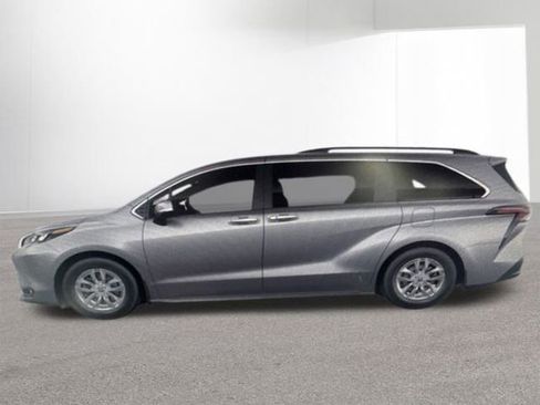 Used 2026 Toyota Sienna XLE image 3