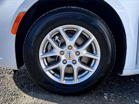 Used 2024 Chrysler Pacifica Touring-L image 8