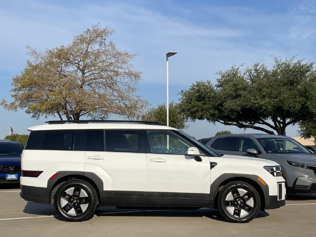 Used 2025 Hyundai Santa Fe SEL FWD image 3