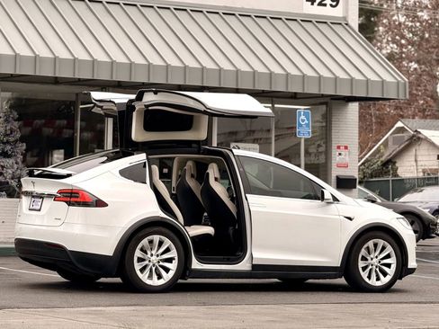 Used 2017 Tesla Model X 100D image 8