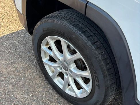 Used 2014 Jeep Cherokee Latitude w/ Cold Weather Group AWD/4WD image 71