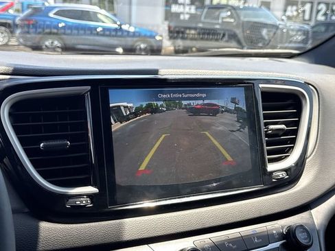 Used 2025 Chrysler Pacifica Select FWD image 21