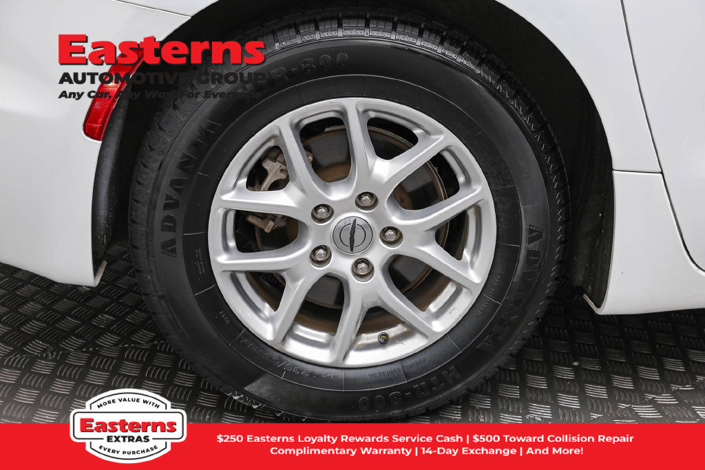 Used 2023 Chrysler Pacifica Touring-L FWD image 9