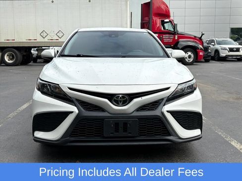 Used 2022 Toyota Camry SE FWD image 3