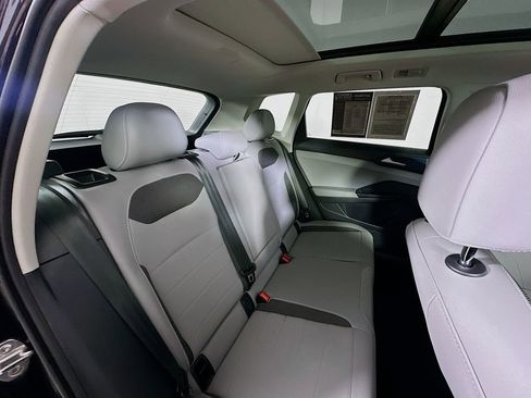 Used 2024 Volkswagen Taos SE w/ Panoramic Sunroof Package image 11