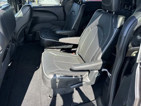 Used 2020 Chrysler Pacifica Limited w/ Advanced Safetytec Group FWD image 11