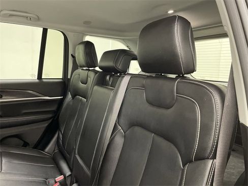 Used 2023 Jeep Grand Cherokee Limited image 17