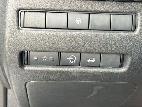 Used 2025 Nissan Rogue SV FWD image 17