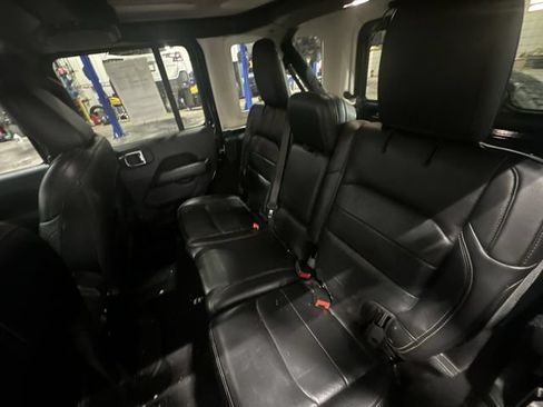 Used 2018 Jeep Wrangler Unlimited Sahara AWD/4WD image 30