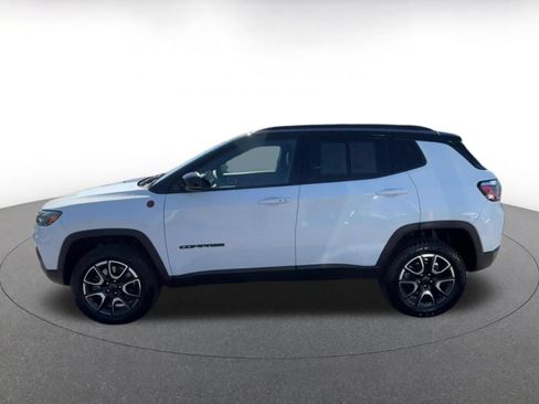 Used 2025 Jeep Compass Trailhawk AWD/4WD image 9