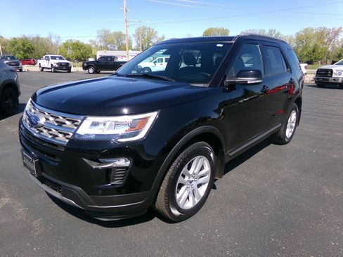 Used 2018 Ford Explorer XLT w/ Equipment Group 202A AWD/4WD image 6