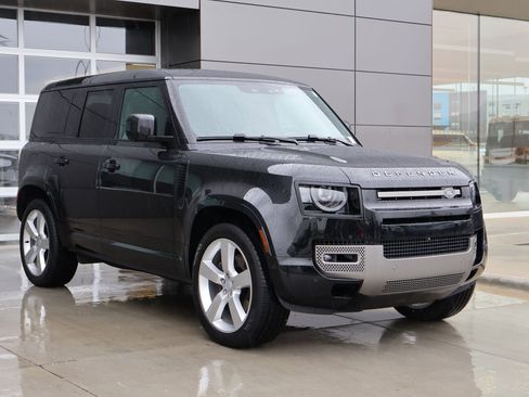 Used 2025 Land Rover Defender 110 X-Dynamic SE image 3