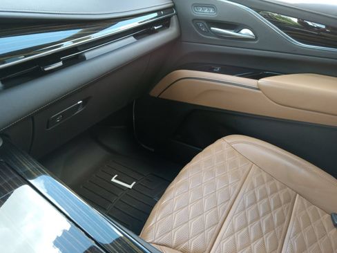 Used 2023 Cadillac Escalade ESV Premium Luxury AWD/4WD image 17