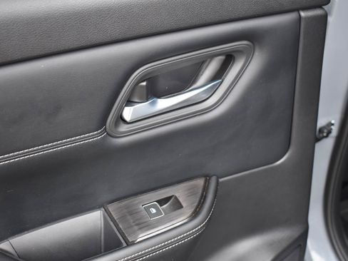 Used 2025 Nissan Rogue SL FWD image 50