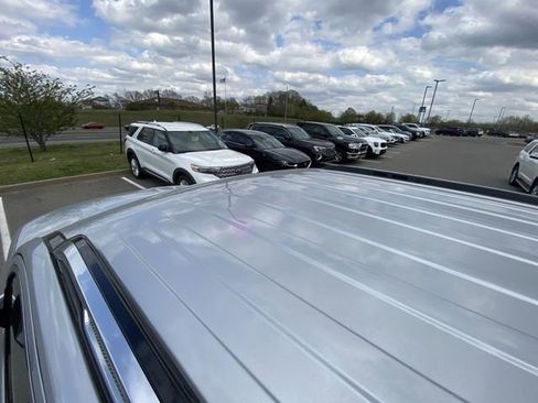 Used 2023 Jeep Wagoneer 4WD image 5