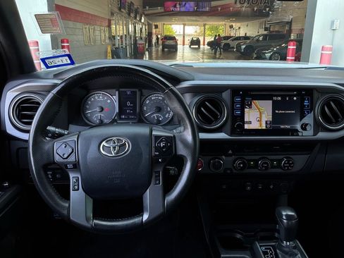 Used 2018 Toyota Tacoma TRD Off-Road AWD/4WD image 16