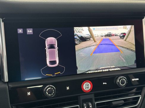 Certified 2025 Porsche Macan AWD/4WD image 21