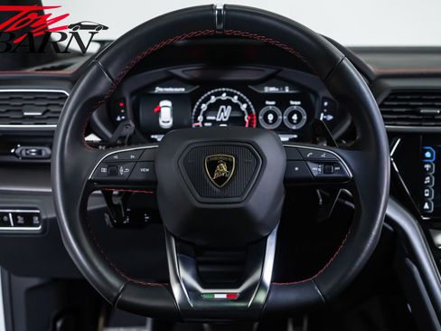 Used 2022 Lamborghini Urus AWD/4WD image 35