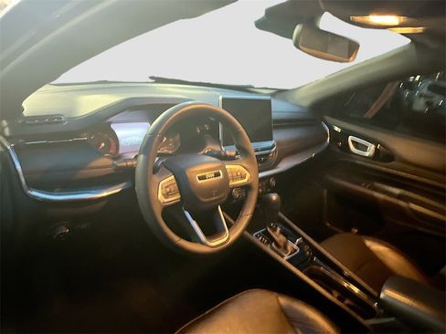 Used 2023 Jeep Compass Limited image 9