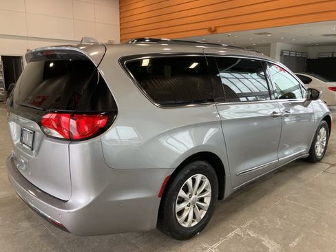 Used 2018 Chrysler Pacifica Touring-L w/ Advanced Safetytec Group image 5