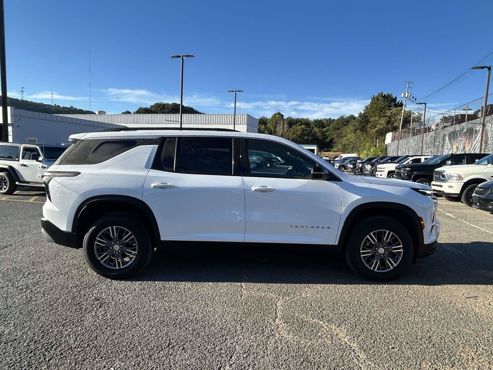 Used 2026 Chevrolet Traverse LT AWD/4WD image 8