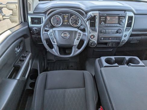 Used 2018 Nissan Titan SV image 10