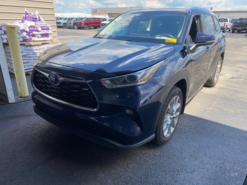 Used 2021 Toyota Highlander Limited AWD/4WD image 2