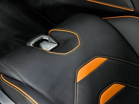 Used 2020 Lamborghini Huracan EVO RWD image 24