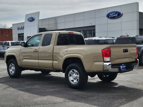 Used 2017 Toyota Tacoma SR5 image 3