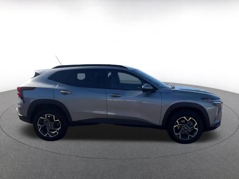 Used 2025 Chevrolet Trax LT FWD image 16