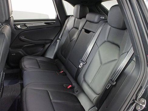 Used 2025 Porsche Macan image 32