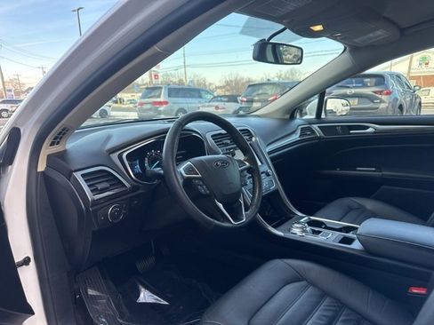 Used 2017 Ford Fusion SE w/ Fusion SE Technology Package image 9