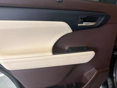 Used 2021 Toyota Highlander XLE FWD image 14